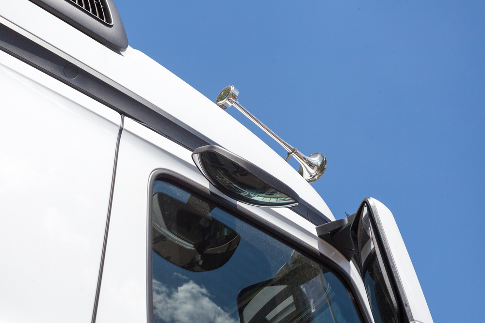 Trumpet horn mounted on the side of an 18-wheeler