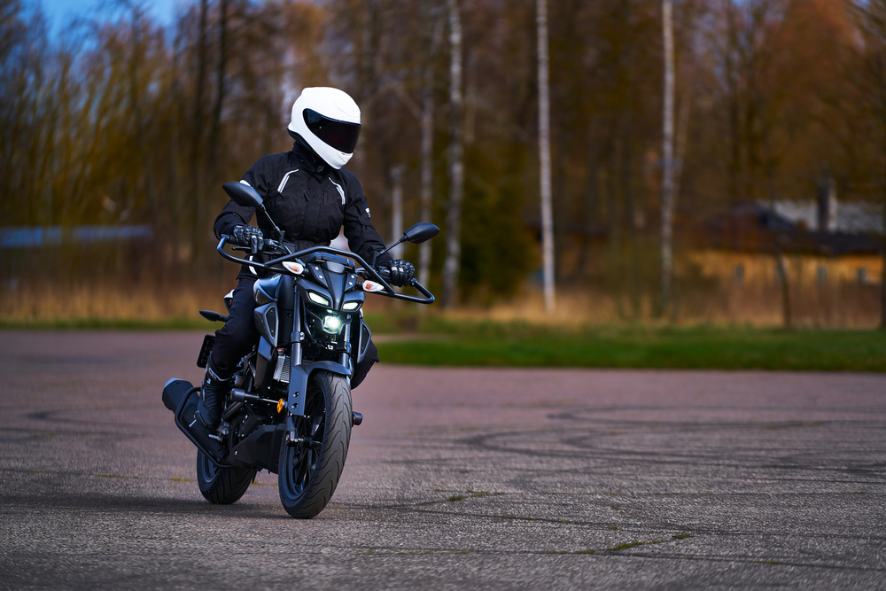 motorcyclist with good posture